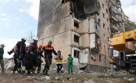 Ukraine official says at least 3 killed, dozens wounded in Russian missile attack on residential buildings in Kryvyi Rih